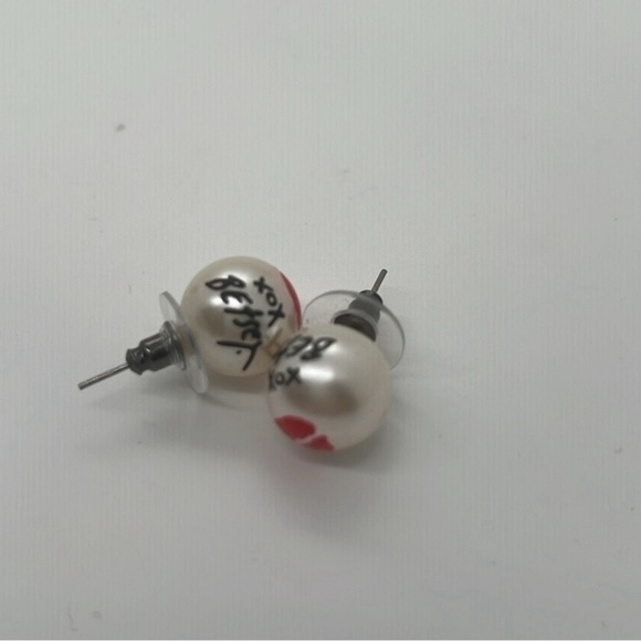 Betsy Johnson, Marilyn hugs and kisses stretch ring and earrings - Picture 3 of 3